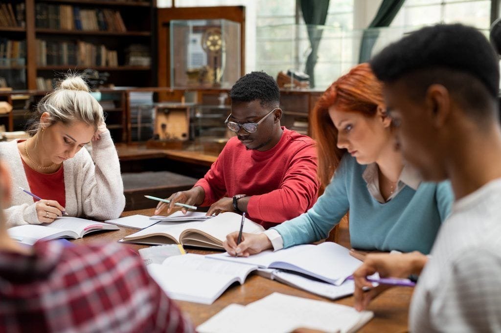 diferencias-bachillerato-carrera-universitaria-españa-trabajos-clase