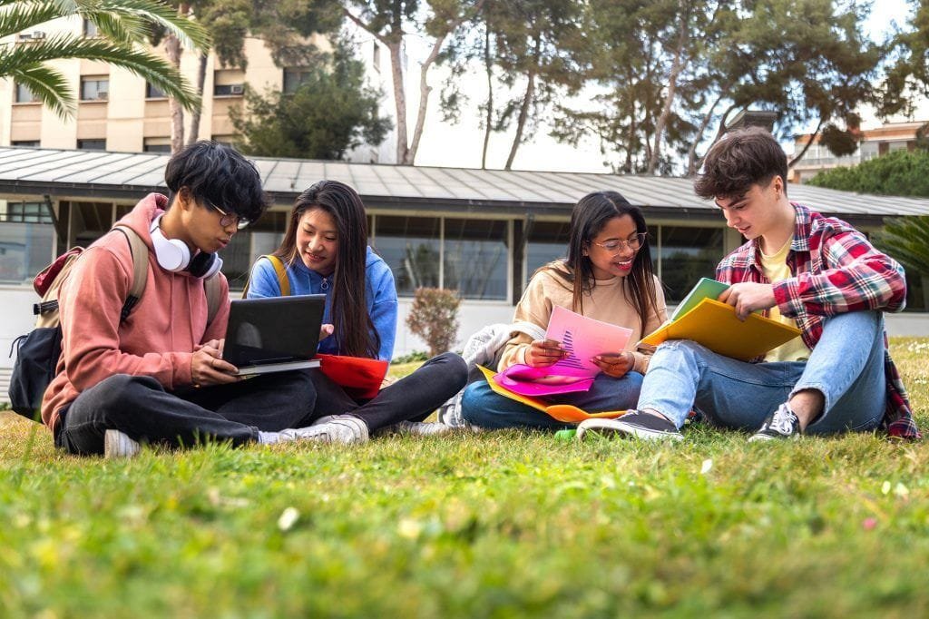 diferencias-bachillerato-carrera-universitaria-españa-actitud-compañeros