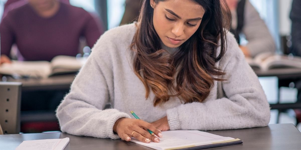 Escolhe a universidade de medicina em Espanha ideal para ti