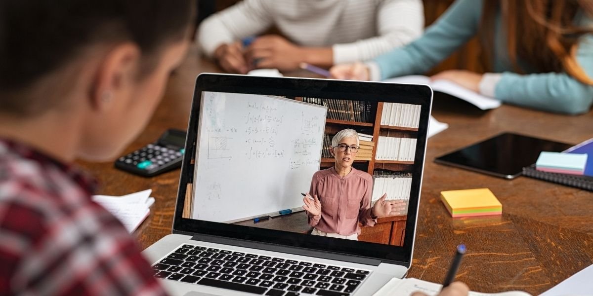 O que diferencia a UNED de outros sistemas de acesso universitário