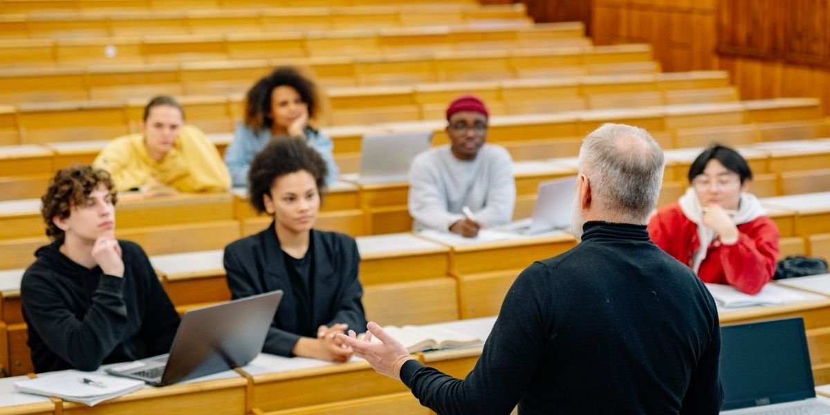 Descobre as melhores cidades universitárias de Espanha para estudantes portugueses