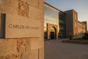 Fachada de una facultad universitaria de Ciencias de la Salud donde se imparte Fisioterapia en España